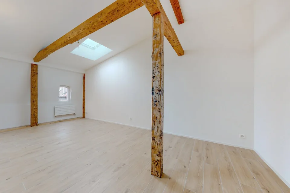 Appartement komplett renoviert mit sichtbaren Balken