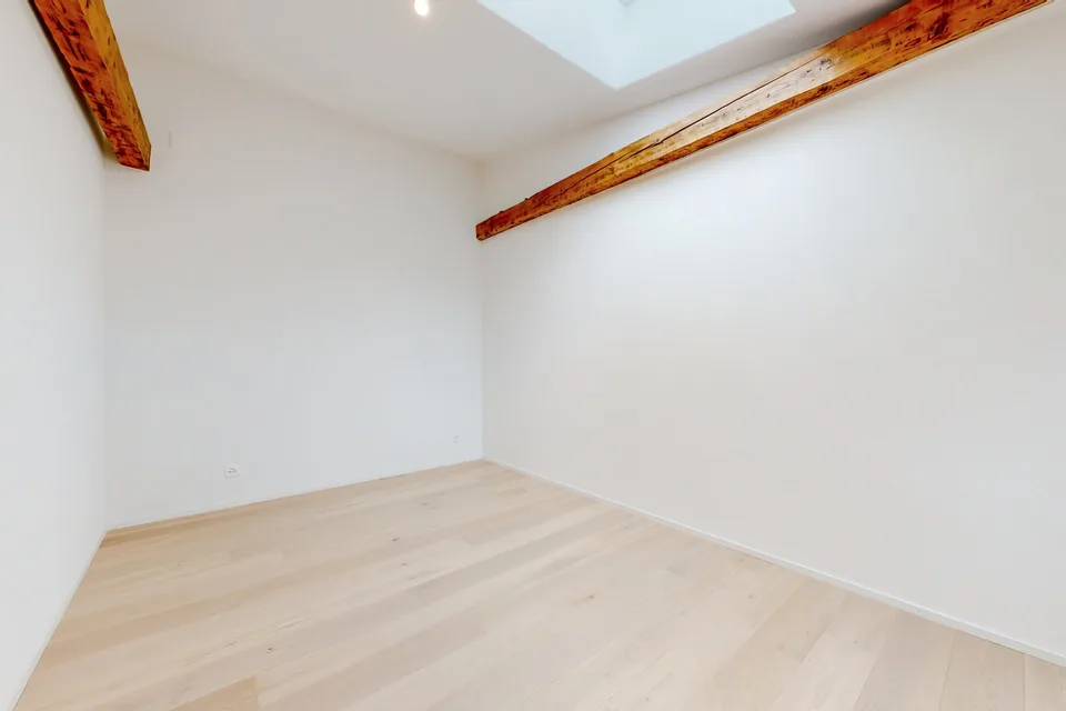 Appartement komplett renoviert mit sichtbaren Balken