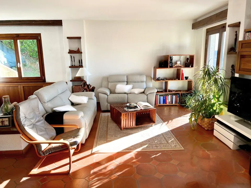 Elegante villa con ampio giardino e due appartamenti annessi