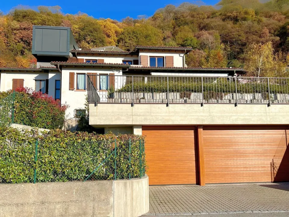 Elegante villa con ampio giardino e due appartamenti annessi