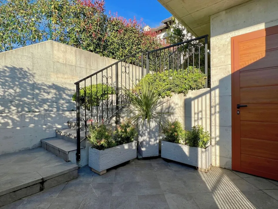 Elegante villa con ampio giardino e due appartamenti annessi
