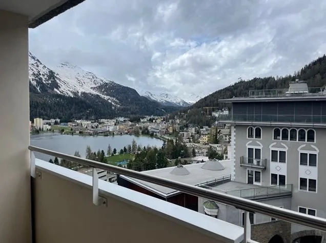 Apartment with lake view in the heart of St. Moritz