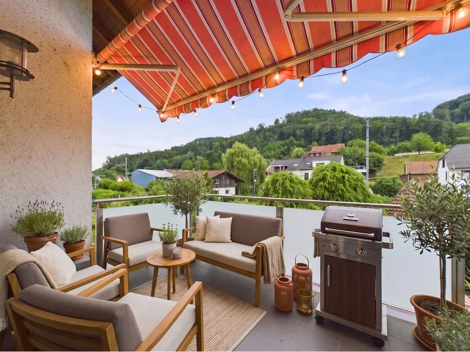 Moderne und lichtdurchflutete Wohnung mit Balkon in Schwaderloch