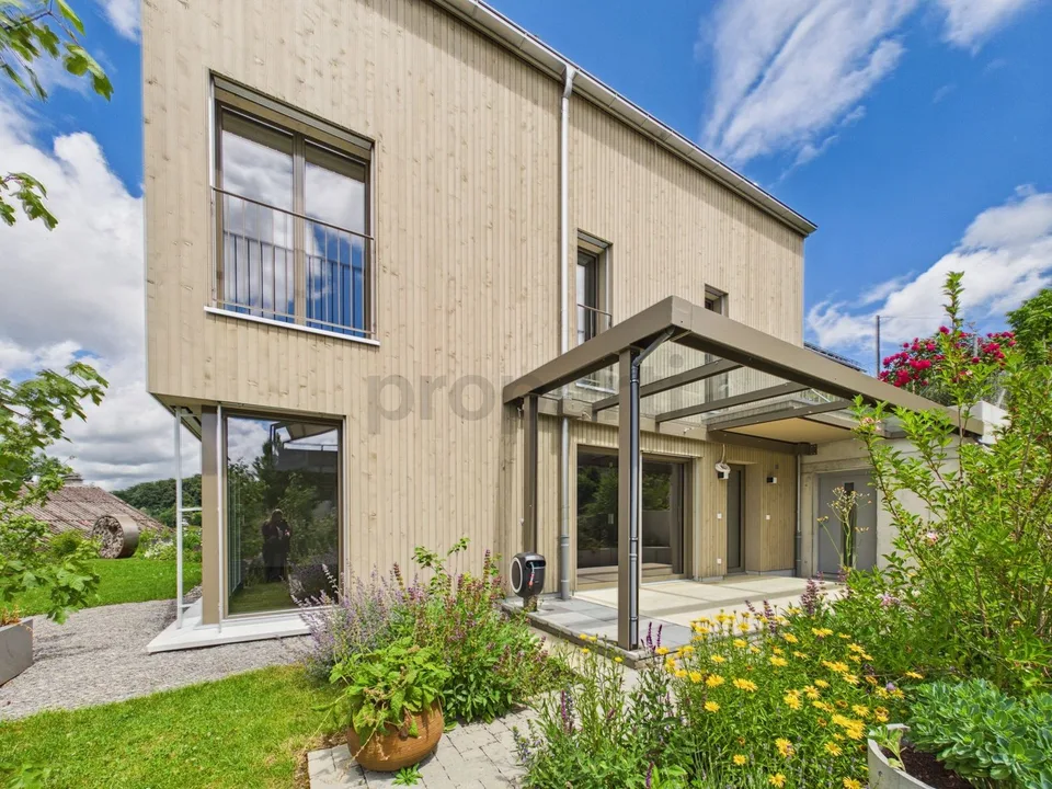 Stilvolles Neubau-Einfamilienhaus in nachhaltiger Holzbauweise mit Naturgarten und Alpenblick