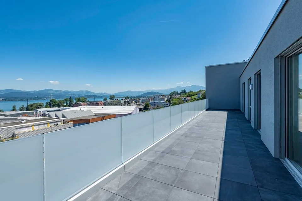 Moderne und grosszügige 4.5 Attika-Wohnung mit Seesicht!