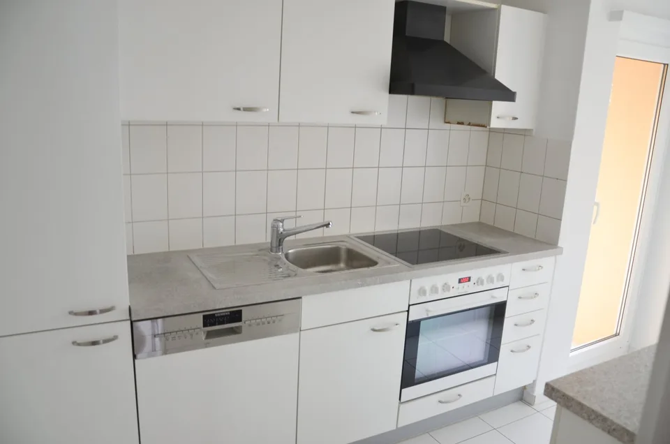 appartamento moderno di 4,5 locali in una posizione tranquilla con balcone soleggiato e lavatrice personale