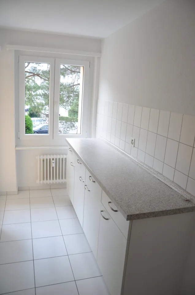 appartamento moderno di 4,5 locali in una posizione tranquilla con balcone soleggiato e lavatrice personale