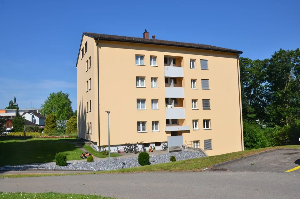 appartamento moderno di 4,5 locali in una posizione tranquilla con balcone soleggiato e lavatrice personale