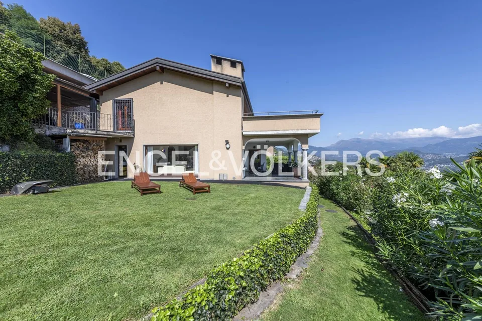 Accogliente villa con ampio giardino e vista lago