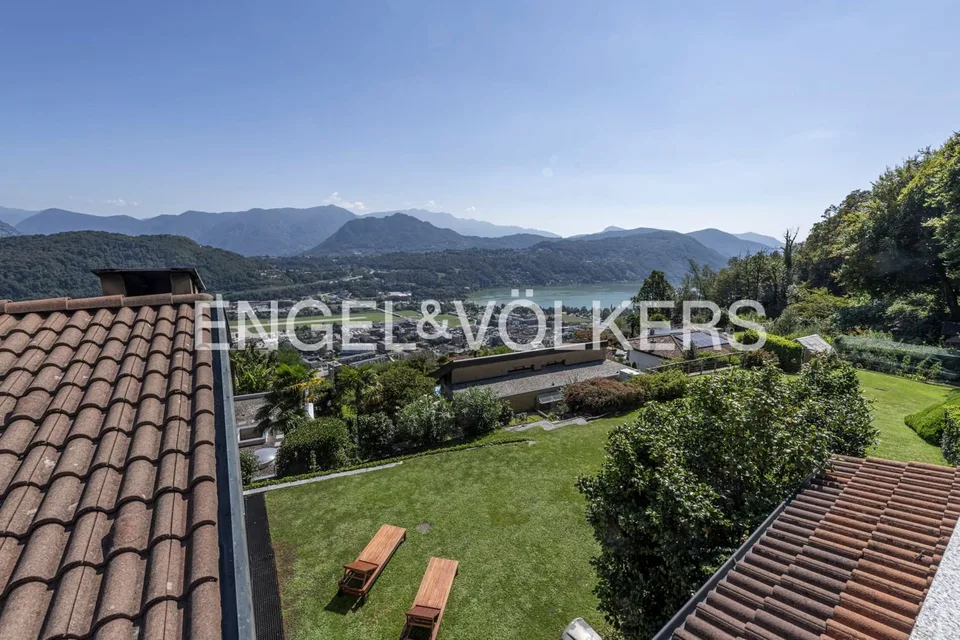 Einladende Villa mit großem Garten und Seeblick