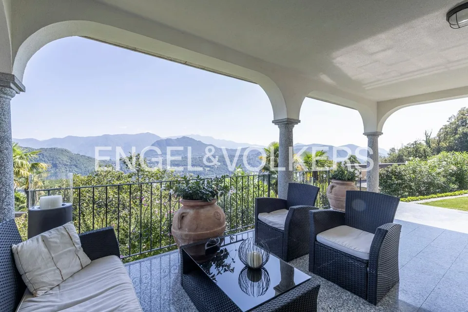 Einladende Villa mit großem Garten und Seeblick – Foto 10 von 13