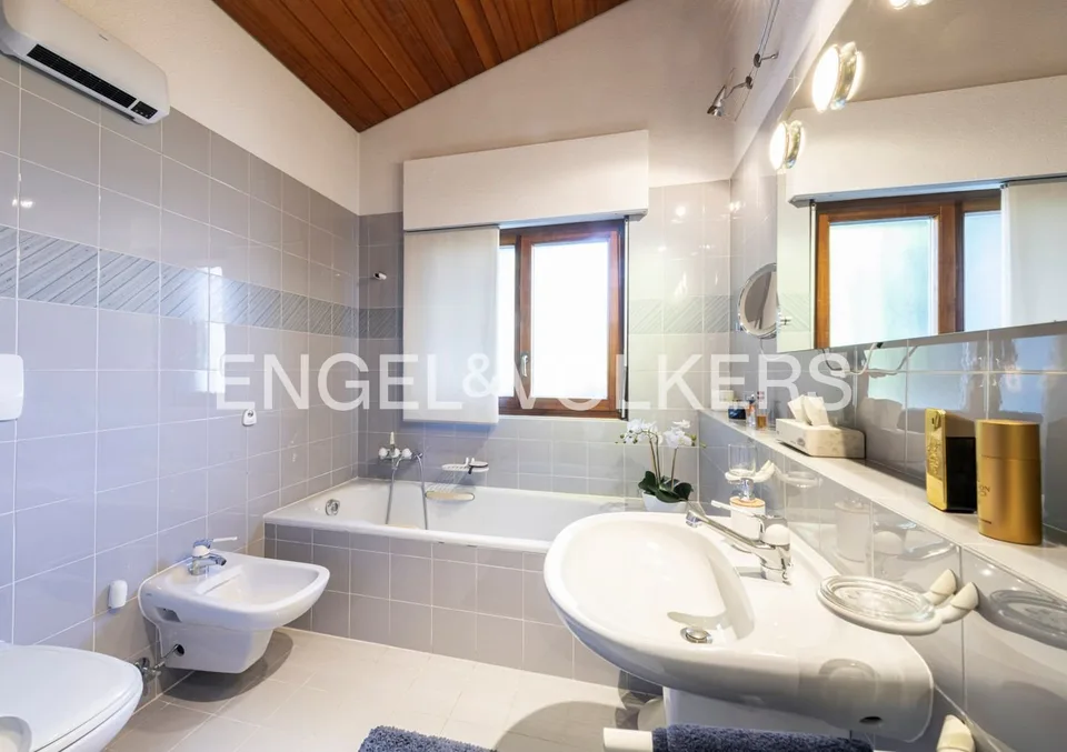 Einladende Villa mit großem Garten und Seeblick – Foto 9 von 13