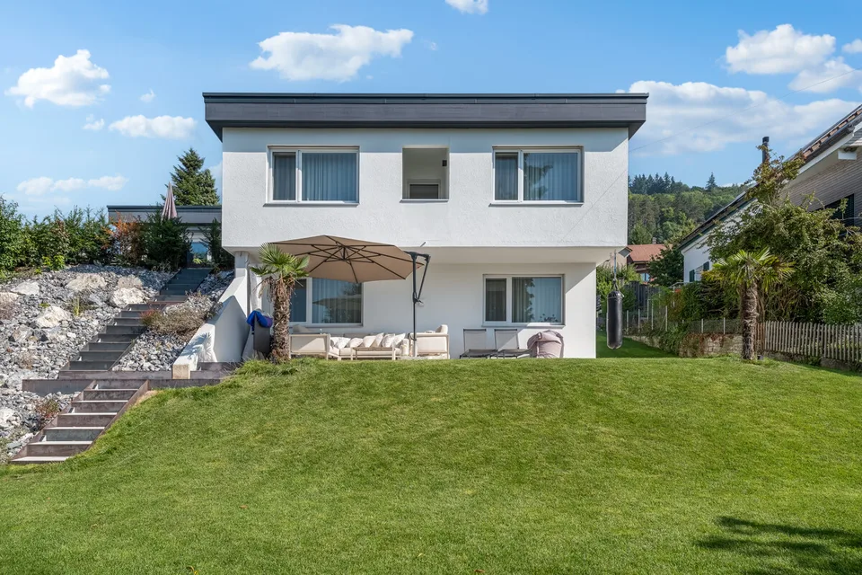 Modernes Einfamilienhaus mit Gartenparadies