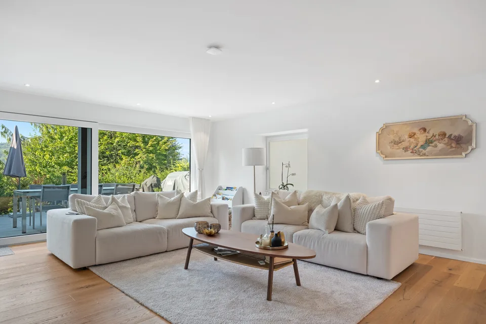 Modernes Einfamilienhaus mit Gartenparadies