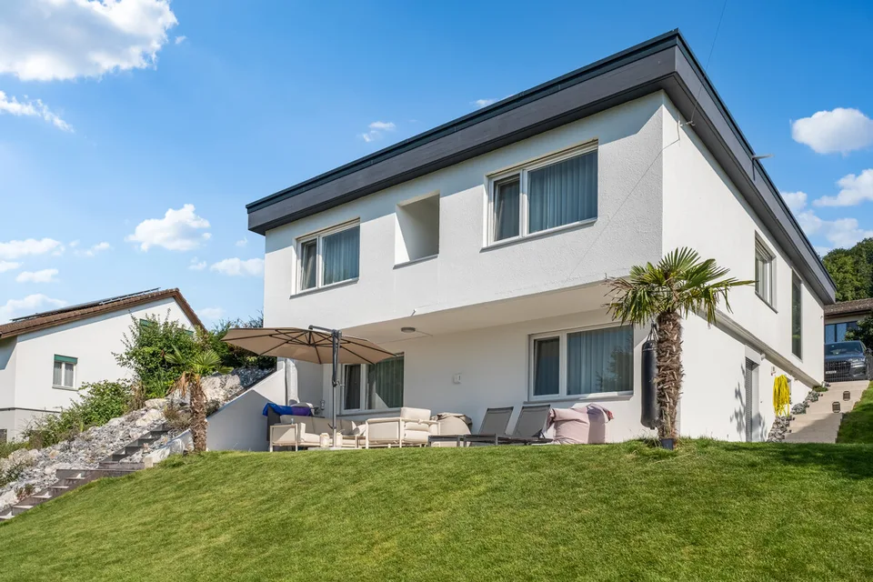 Modernes Einfamilienhaus mit Gartenparadies