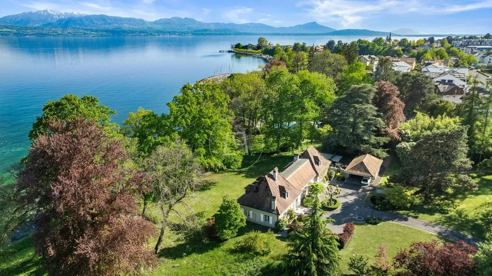 Très belle propriété "pied dans l'eau" à fort potentiel , St Prex