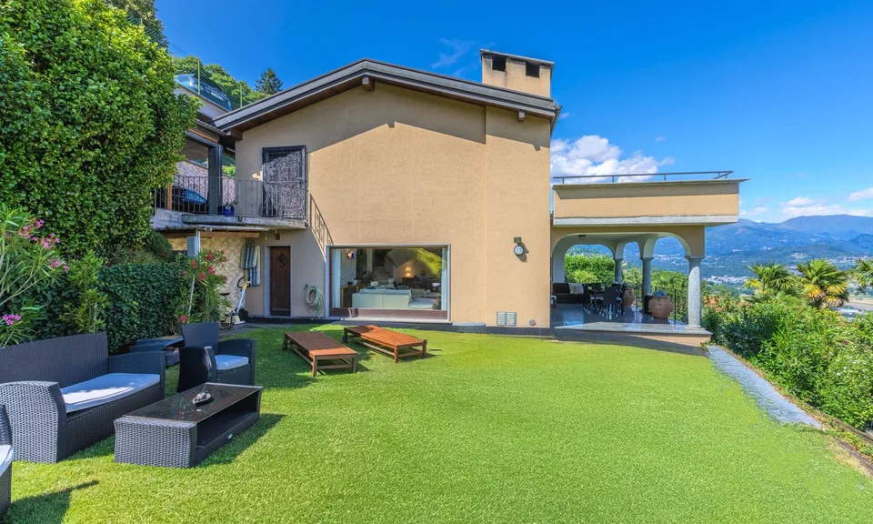 AFFASCINANTE VILLA 5.5 LOCALI VISTA LAGO CON GIARDINO A CIMO