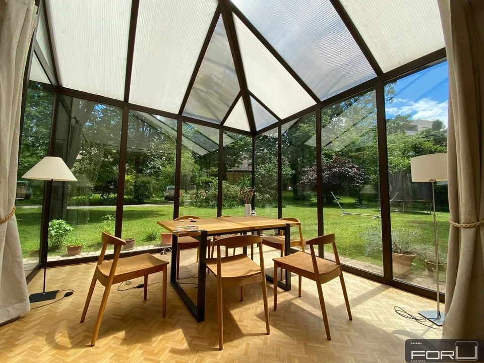 Schöne individuelle Villa in ruhiger Lage mit großem Garten in Carouge