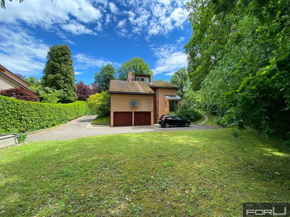 Schöne individuelle Villa in ruhiger Lage mit großem Garten in Carouge