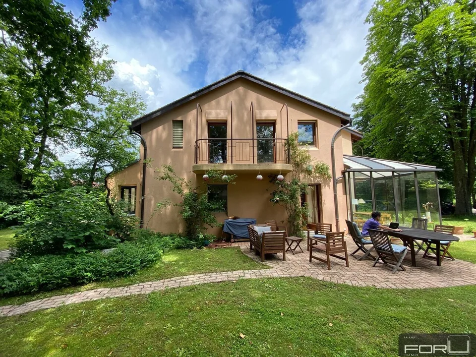 Schöne individuelle Villa in ruhiger Lage mit großem Garten in Carouge