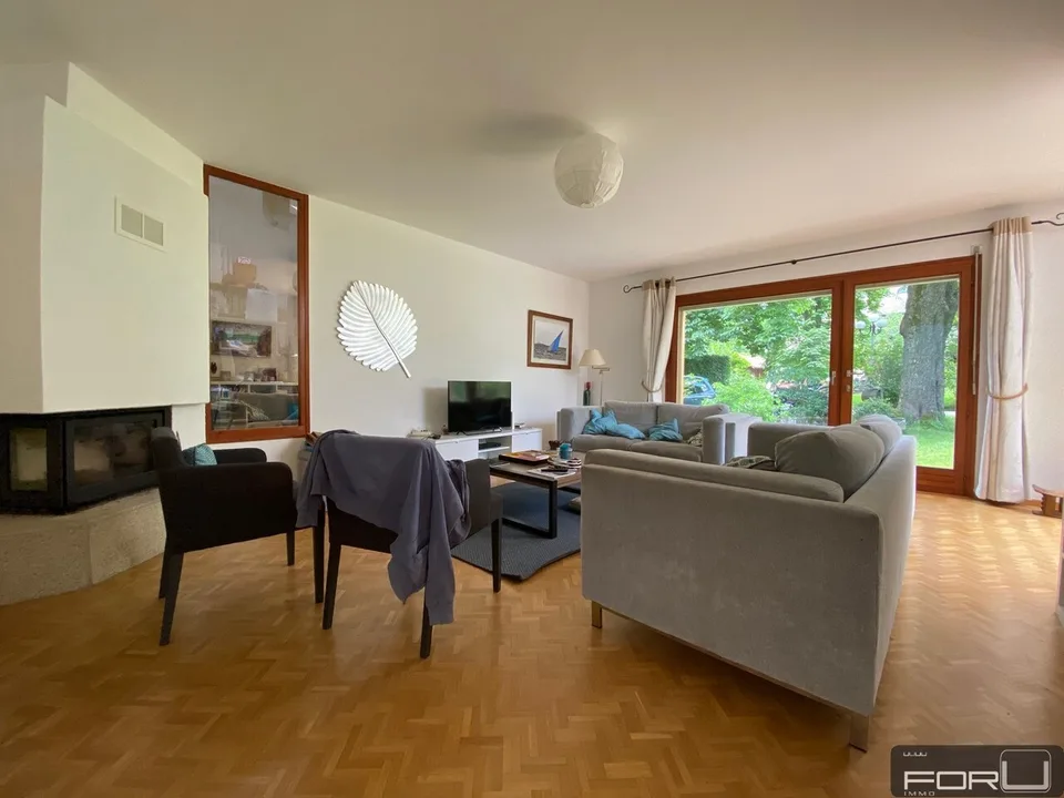 Schöne individuelle Villa in ruhiger Lage mit großem Garten in Carouge