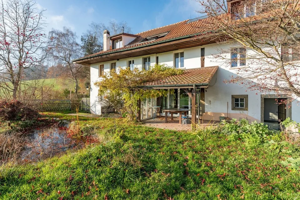 Belle ferme jumelée dans un cadre verdoyant en campagne fribourgeoise