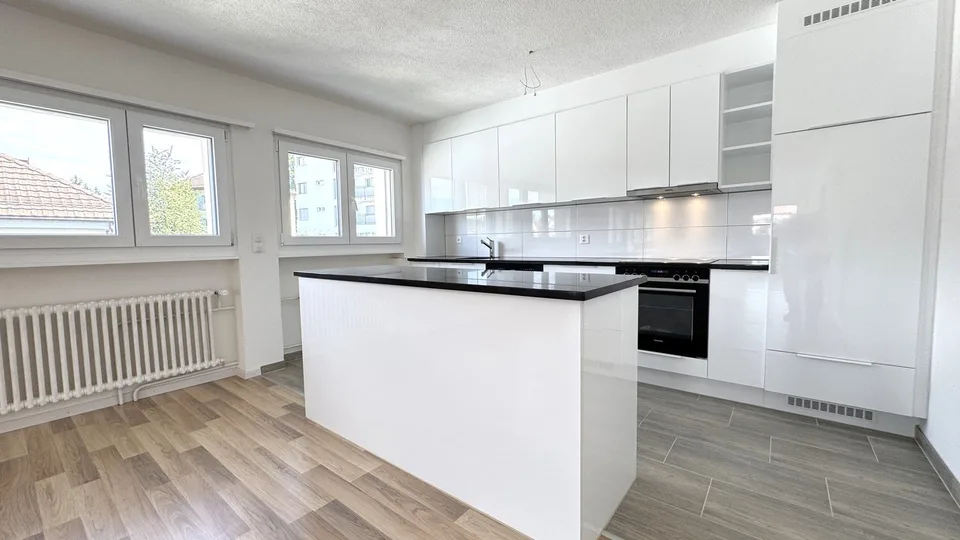 Appartement rénové récemment, lumineux 4,5 pièces avec balcon