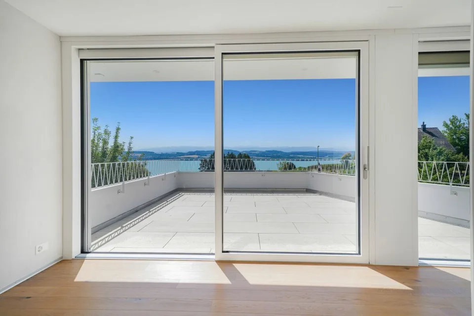 Exklusive 4.5 Zimmer Neubau Terrassenwohnung mit atemberaubender Weitsicht über den Murtensee