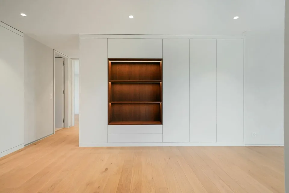 Exklusive 4.5 Zimmer Neubau Terrassenwohnung mit atemberaubender Weitsicht über den Murtensee – Foto 8 von 13