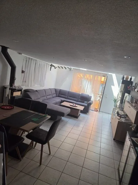Helle 3.5-Zimmer-Wohnung mit Balkon in Siebnen – rollstuhlgängig & ruhig gelegen