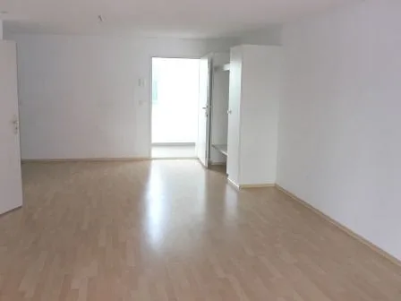 Schöne, grosszügige 2.5-Zimmer-Wohnung mit Wintergarten im 4. OG