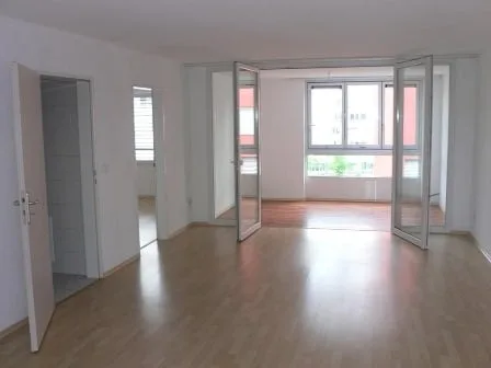 Schöne, grosszügige 2.5-Zimmer-Wohnung mit Wintergarten im 4. OG