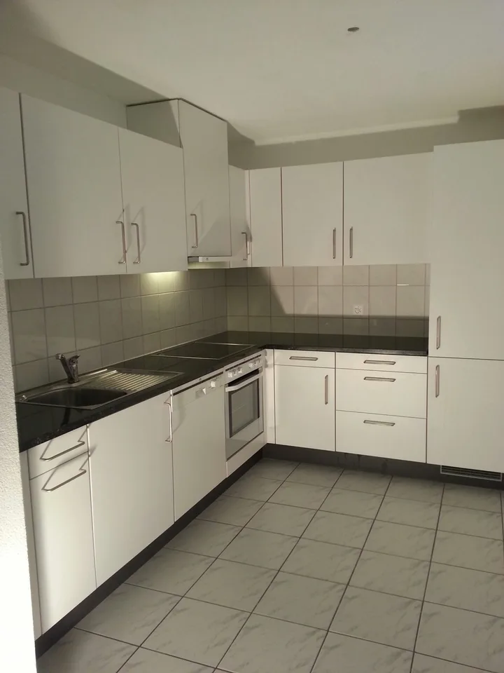 Schöne, grosszügige 2.5-Zimmer-Wohnung mit Wintergarten im 4. OG