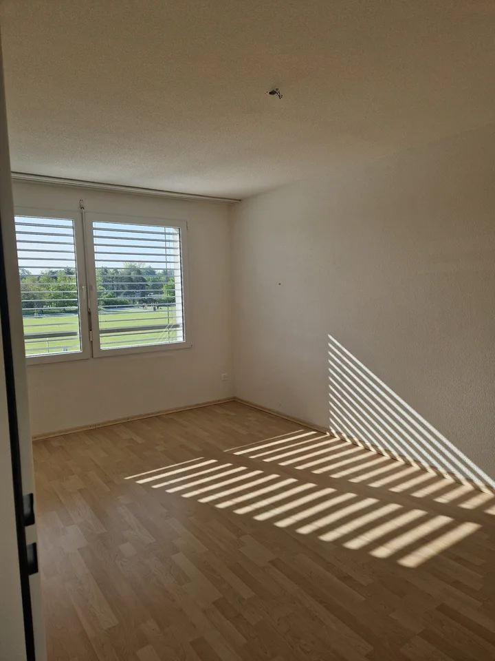 Schöne, grosszügige 2.5-Zimmer-Wohnung mit Wintergarten im 4. OG