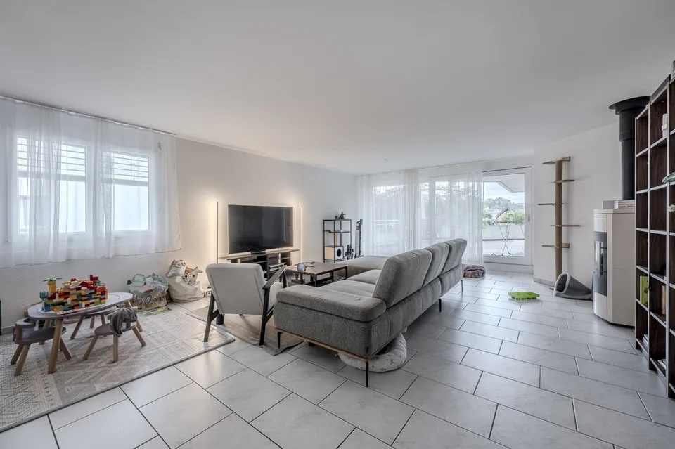 Appartement mansardé avec grande terrasse et pièces annexes