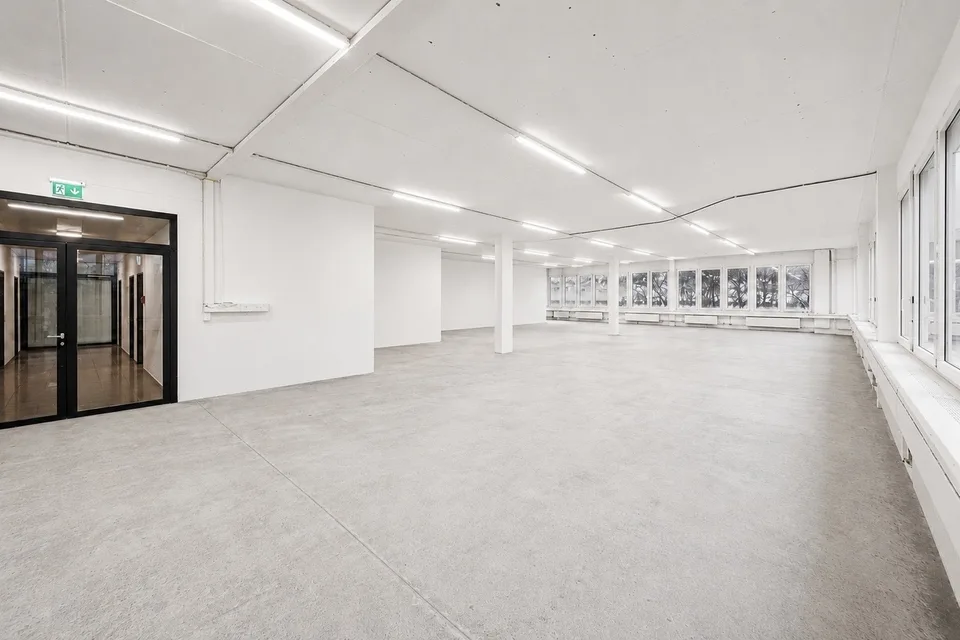 Espace commercial flexible directement sur l'A1 - accessible, polyvalent