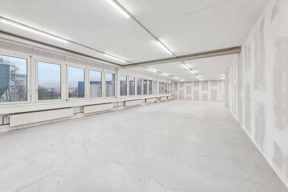Espace commercial flexible directement sur l'A1 - accessible, polyvalent