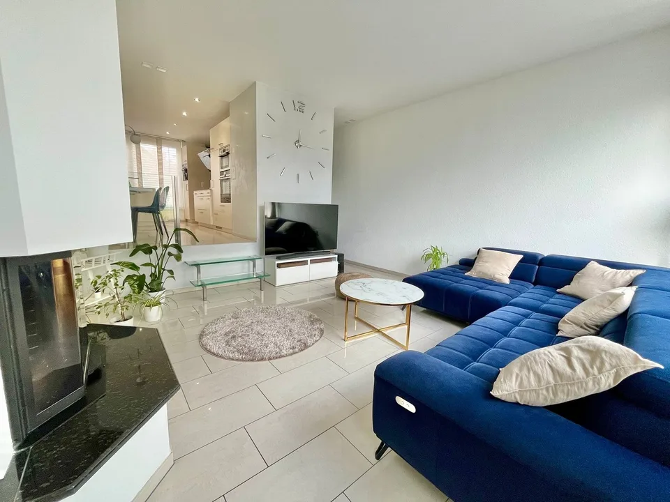Casa unifamiliare spaziosa e attraente di 5 1/2 locali con ampio giardino invernale. Vicino alla scuola, al bus, all'asilo nido, allo shopping