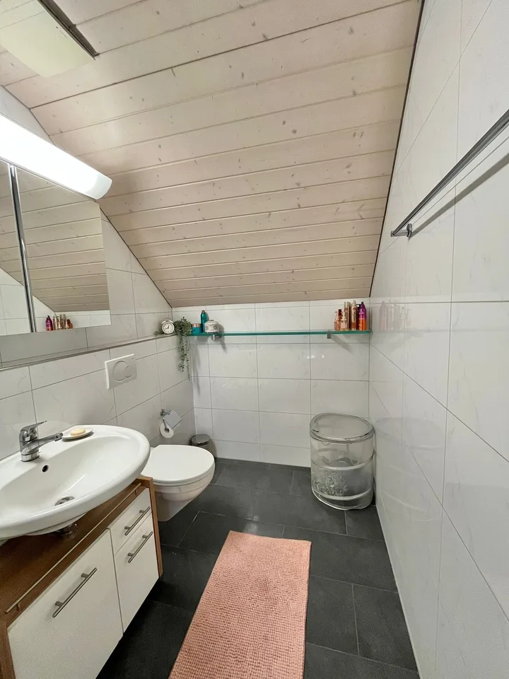 Casa unifamiliare spaziosa e attraente di 5 1/2 locali con ampio giardino invernale. Vicino alla scuola, al bus, all'asilo nido, allo shopping