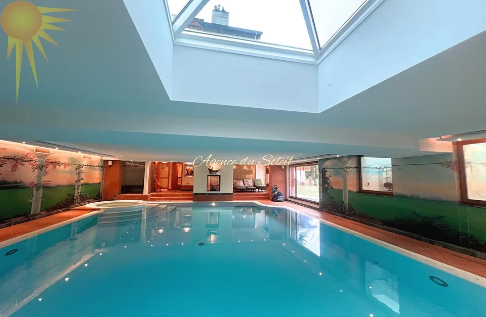 Appartement Ski-in/Ski-out, de standing de 4.5 pièces avec piscine privée au coeur de Crans !