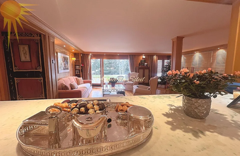 Appartement Ski-in/Ski-out, de standing de 4.5 pièces avec piscine privée au coeur de Crans !