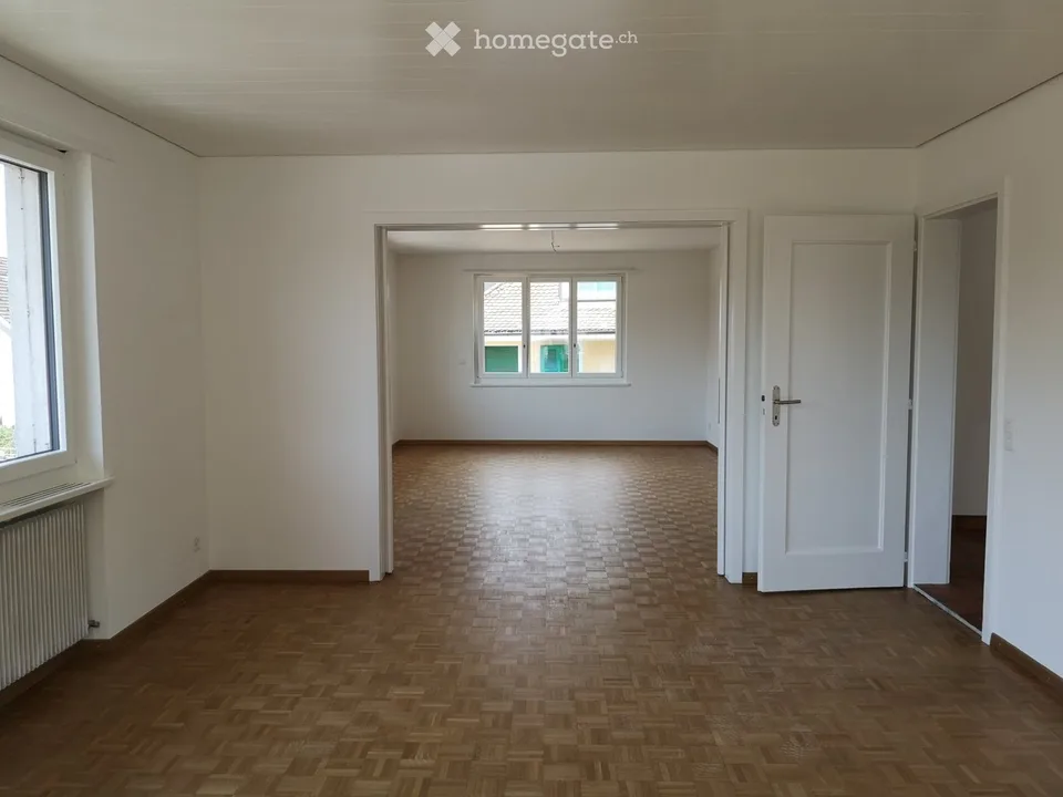 Grosse 4-Zimmer-Wohnung mit Balkon und Parkplatz