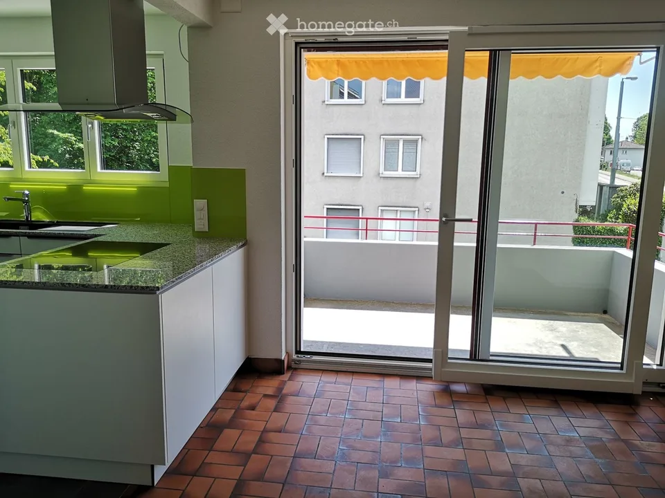 Grosse 4-Zimmer-Wohnung mit Balkon und Parkplatz
