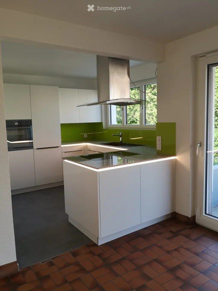 Grosse 4-Zimmer-Wohnung mit Balkon und Parkplatz