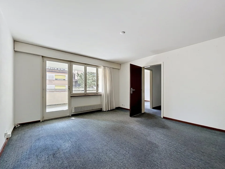 6-room apartment completely to be renovated