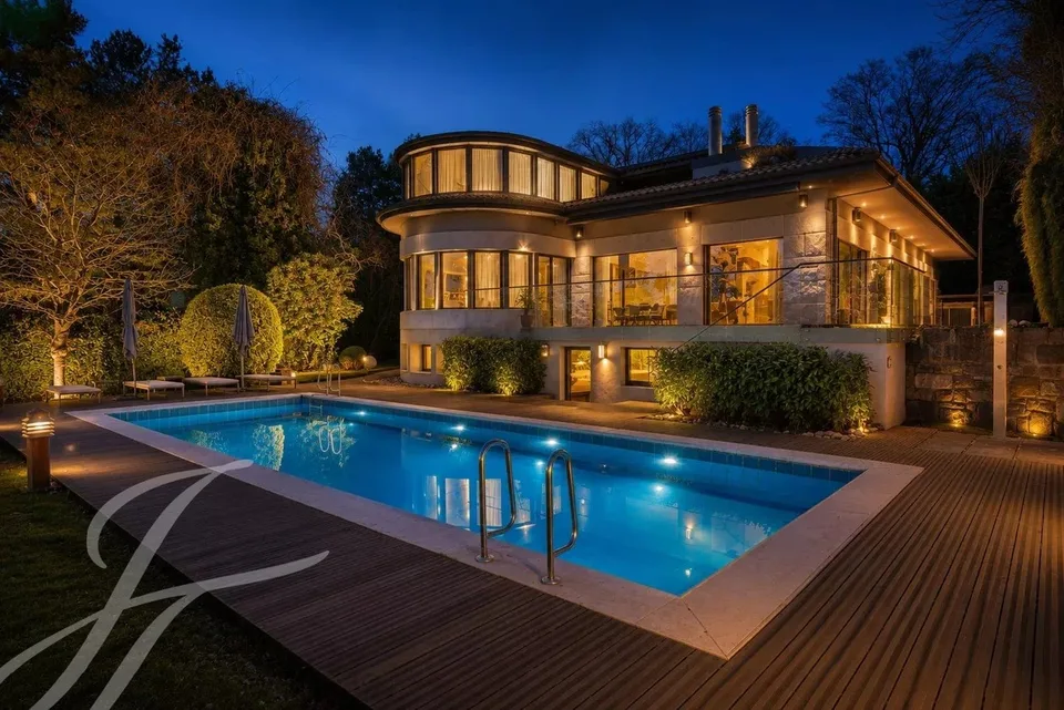 Panoramic view of the lake and contemporary interiors