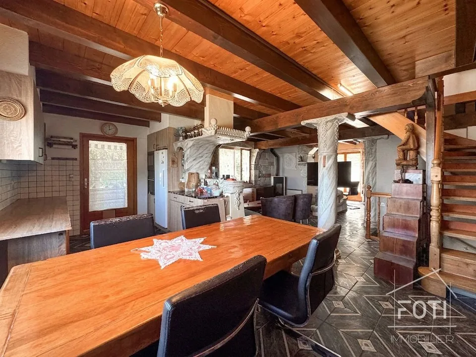 Villa con 2 appartamenti di 5,5 locali ciascuno e giardino.