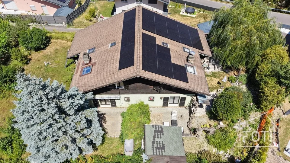Villa de 2 logements de 5,5 pièces chacun et jardin.