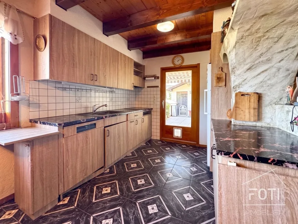 Villa con 2 appartamenti di 5,5 locali ciascuno e giardino.