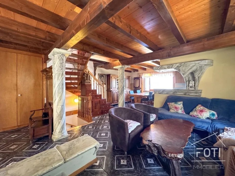 Villa con 2 appartamenti di 5,5 locali ciascuno e giardino.